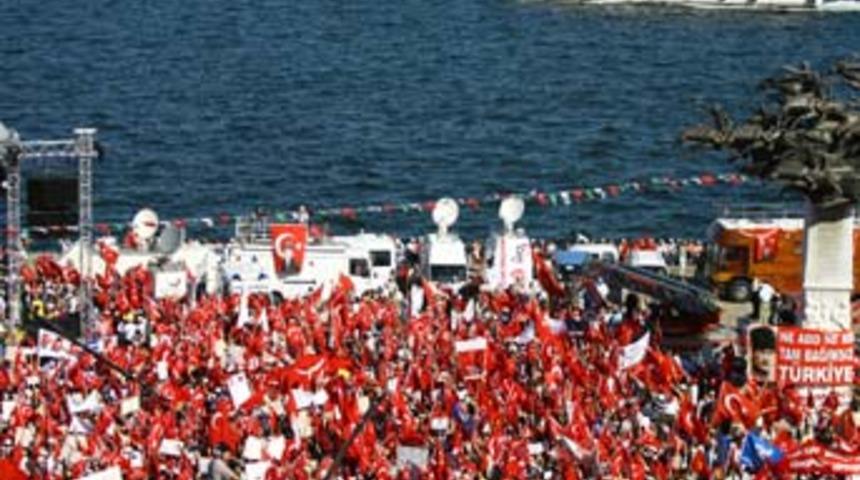 Se&ccedil;im meydanlarında ilgin&ccedil; kareler