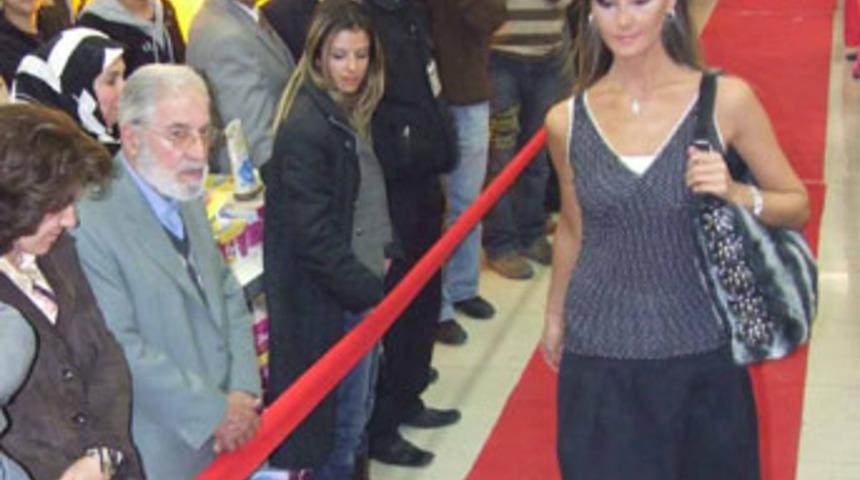 &Uuml;r&uuml;n yerine mankenleri izlediler