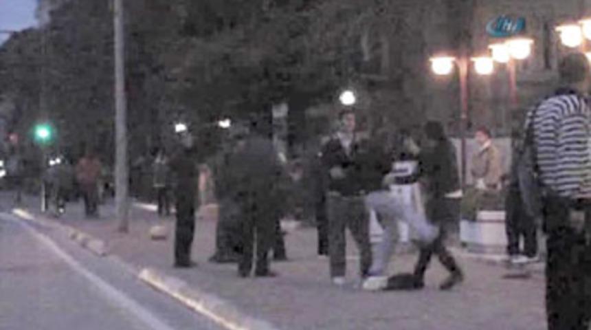 Okulda başlayan kavga caddeye taştı