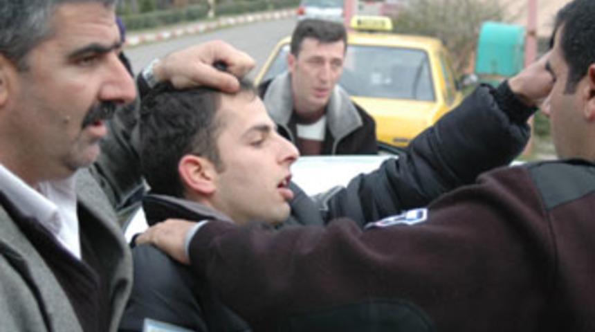 Annesini d&ouml;ven babasını hastanelik etti