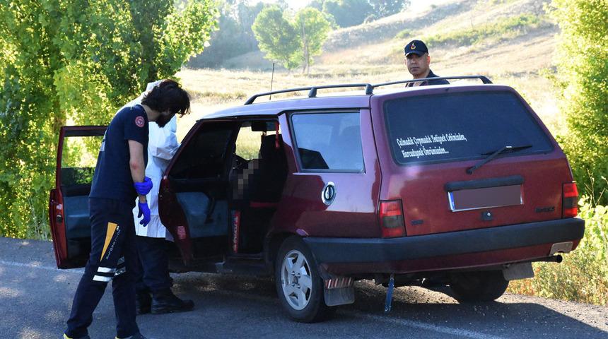 Arabadaki cesetleri k&ouml;yl&uuml;ler fark etti! Korkun&ccedil; ş&uuml;phe&hellip; Arkasındaki yazı dikkat &ccedil;ekti