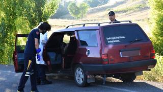 Arabadaki cesetleri köylüler fark etti! Korkunç şüphe… Arkasındaki yazı dikkat çekti