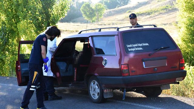 Arabadaki cesetleri köylüler fark etti! Korkunç şüphe… Arkasındaki yazı dikkat çekti