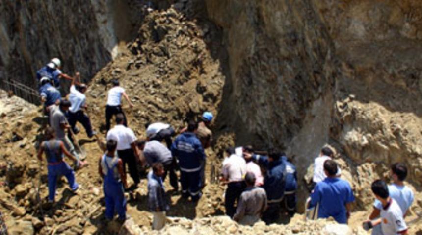 Toprak altında kalan iş&ccedil;i hayatını kaybetti