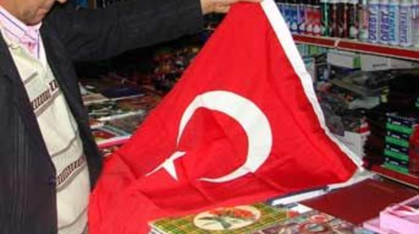 Bayrağı indermek istedi, 1 yıl cezayı yedi