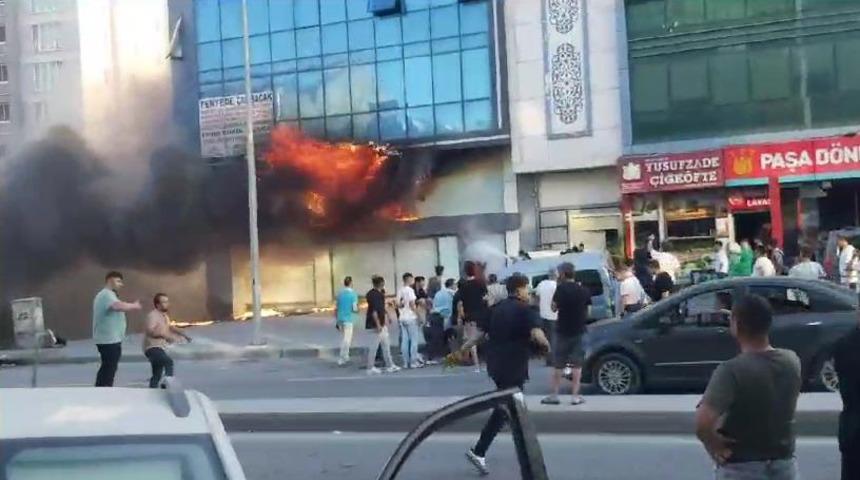 Sultangazi'de iş merkezinde yangın! Alevler bir anda yükseldi