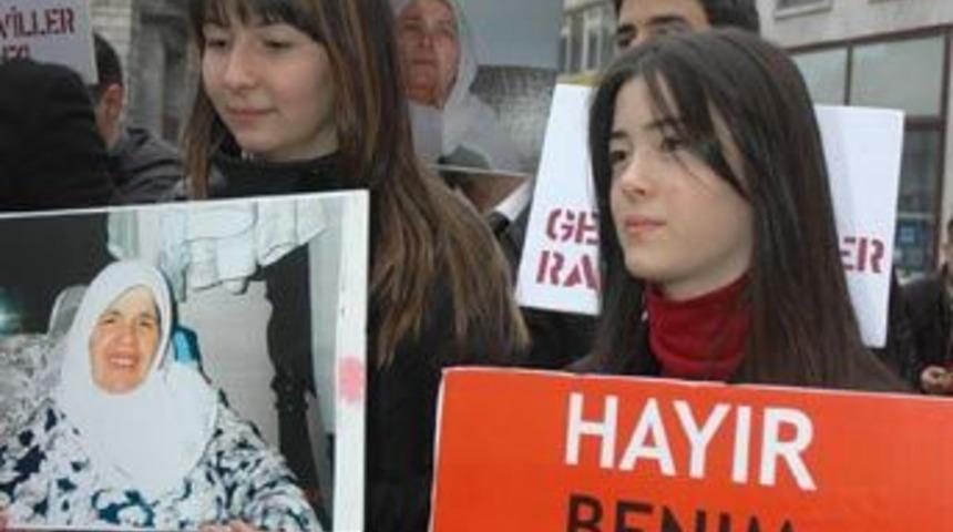 Baş&ouml;rt&uuml;s&uuml;ne değil, bağlanış şekline protesto
