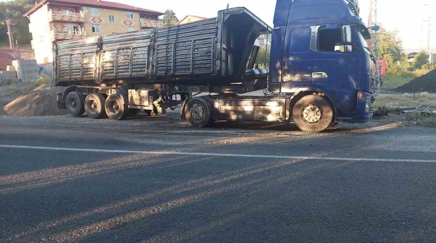 Kontrolden &ccedil;ıkan tırın dorsesi yan yattı