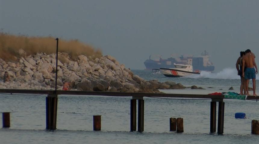 B&uuml;y&uuml;k&ccedil;ekmece'de denize atladıkları tekne akıntıya kapıldı! Kadın kayboldu, eşi kurtarıldı