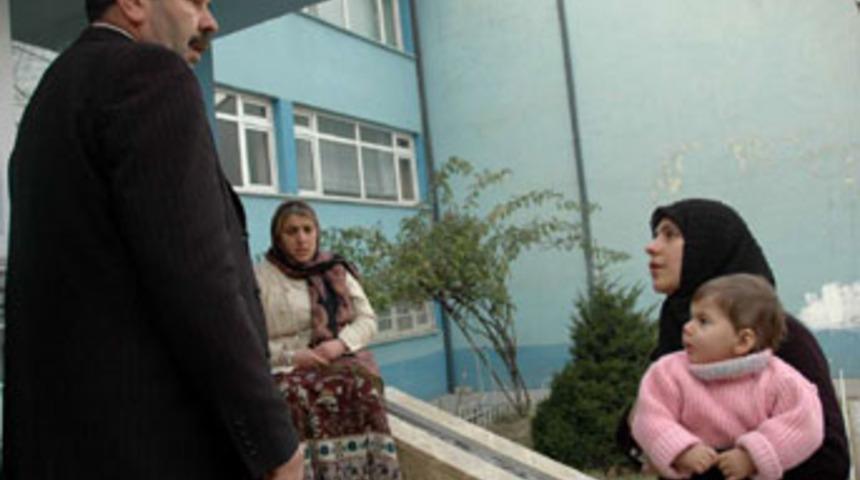 K&uuml;&ccedil;&uuml;k kıza babası mı uyuşturucu sattırıyor?