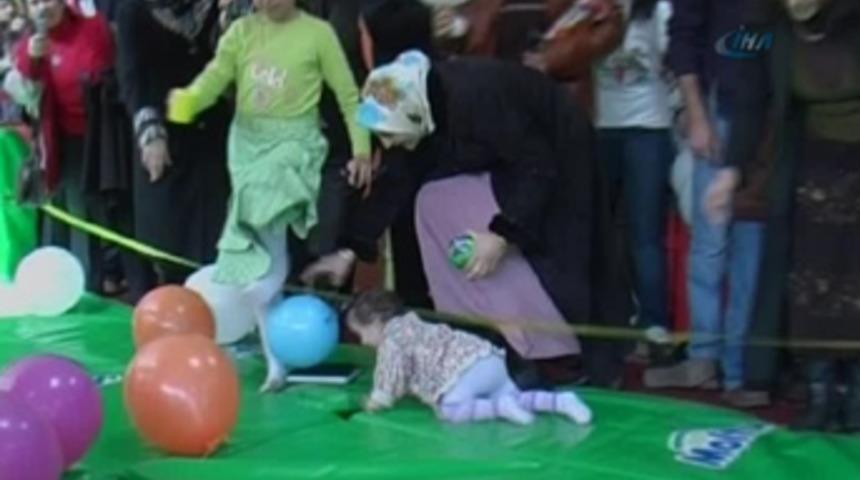 Bebekler yarıştı, anneler terledi