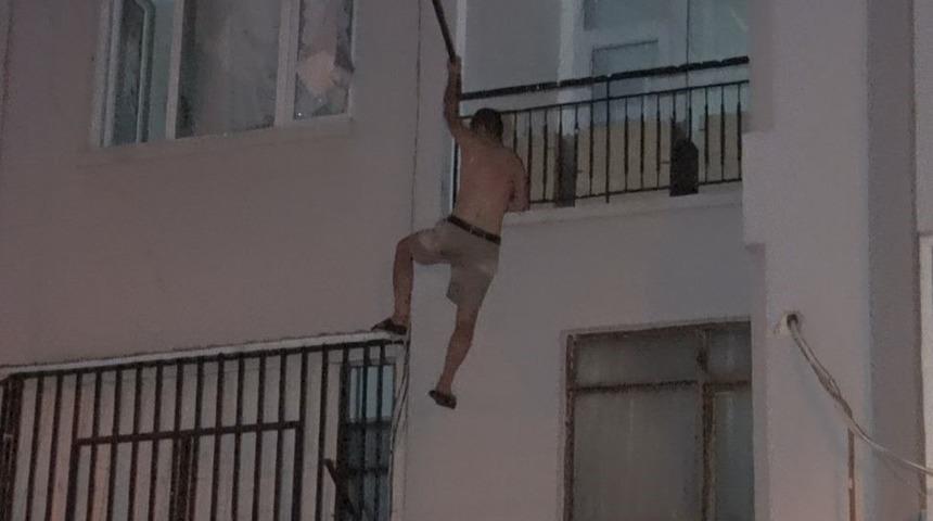 Mahallede korku dolu anlar yaşattı! Bıçakla polise direndi, balkondan inmeye çalışırken zemin kata çakıldı