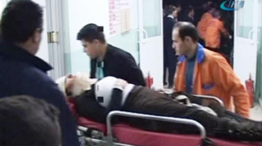 Minib&uuml;s kamyonla &ccedil;arpıştı: 4 &ouml;l&uuml;, 10 yaralı