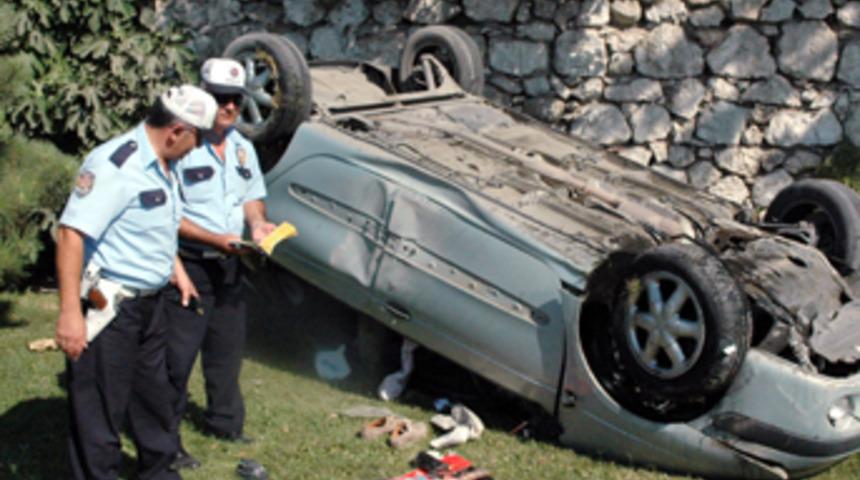 &Ouml;ğretim &uuml;yesinin otomobili  takla attı