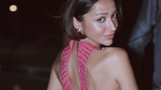 Gündemden düşmüyor! Zeynep Bastık'ın beline kadar uzanan yırtmacı olay oldu