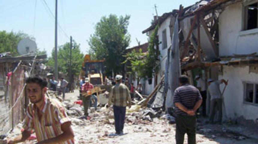 T&uuml;pten sızan gaz evin &ccedil;atısını u&ccedil;urdu