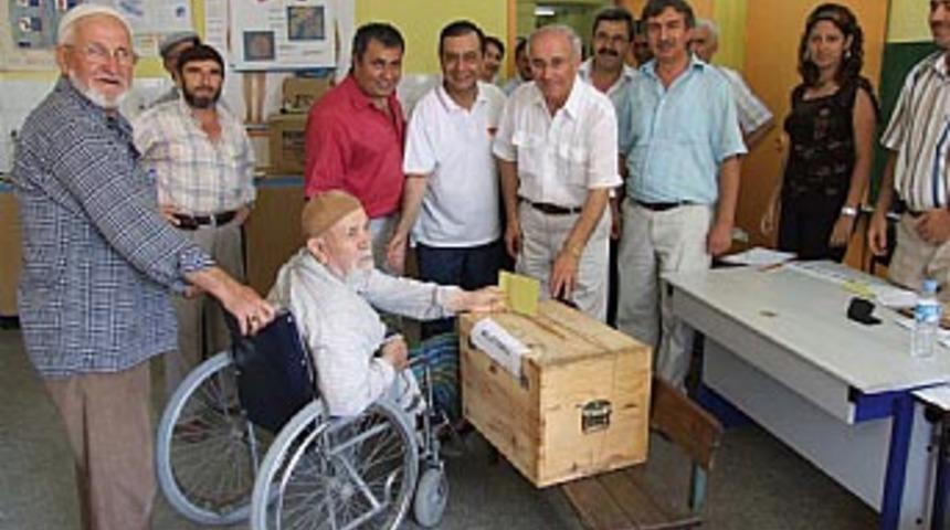 Tekerlekli sandalyeyle oy kullandı