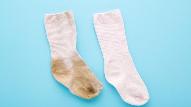 Sararmış çamaşırlara veda edin! Çamaşırlarınızı beyazlatacak en etkili temizlik tüyoları