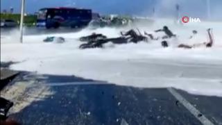 Şoke eden anlar! Sahile vuran dalga, araçları ve insanları sürükledi