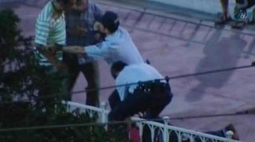 T&uuml;rk Bayrağı'nı indiren şahısa lin&ccedil; girişimi