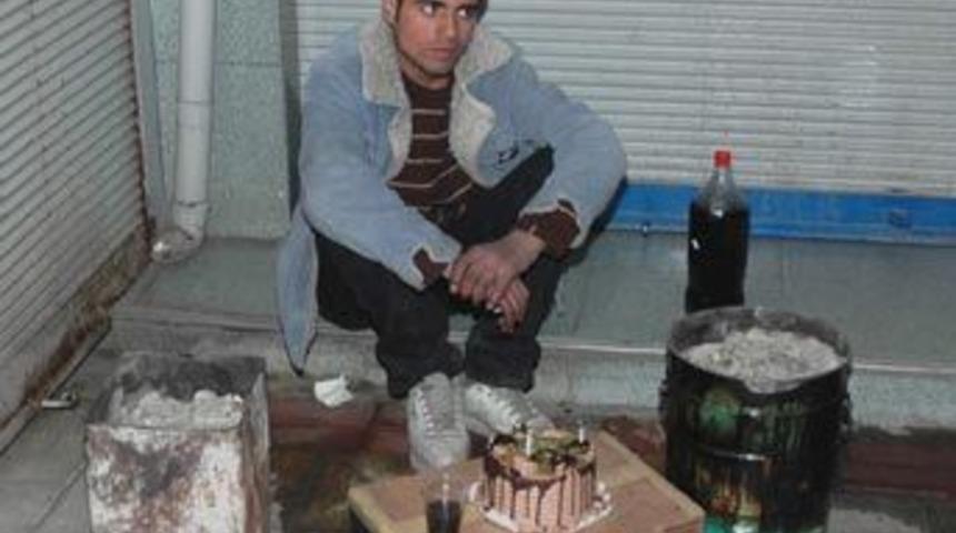 Madde bağımlısı gen&ccedil; doğum g&uuml;n&uuml;n&uuml; sokakta kutladı