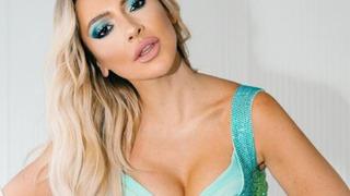 Hadise yine sahne tarzıyla olay oldu! Ceket-gömlek takıma mini şort