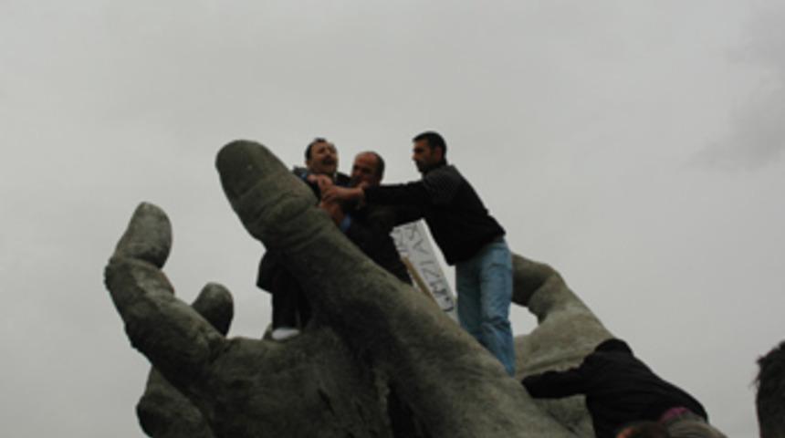 Yeşil otob&uuml;s&ccedil;&uuml;ler eylemlerini s&uuml;rd&uuml;r&uuml;yor