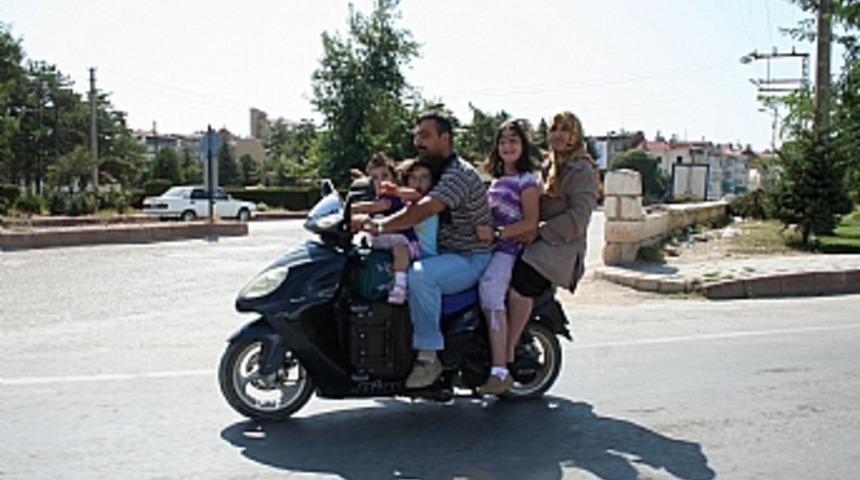 Motosiklette 5 kişilik seyahat