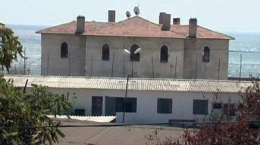 Tuğba &Ouml;zay'a "deniz manzaralı" cezaevi