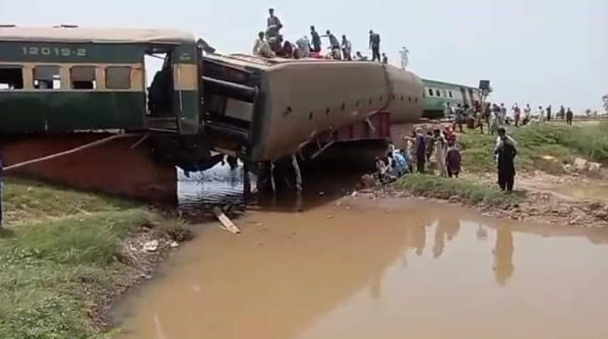 Tren raydan çıktı, onlarca ölü ve yaralı var! Pakistan'da büyük facia: Ordu da devreye girdi