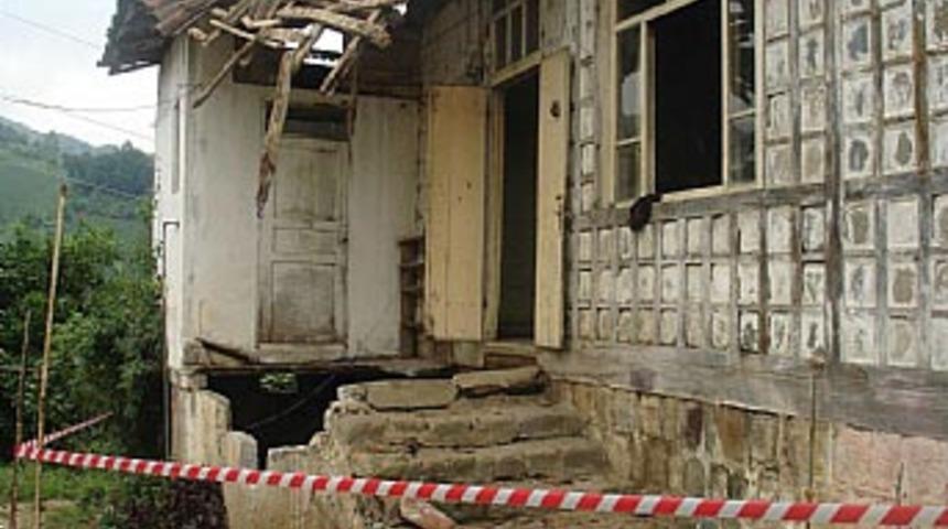 Ardeşen'de oy kullanılan bina &ccedil;&ouml;kt&uuml;