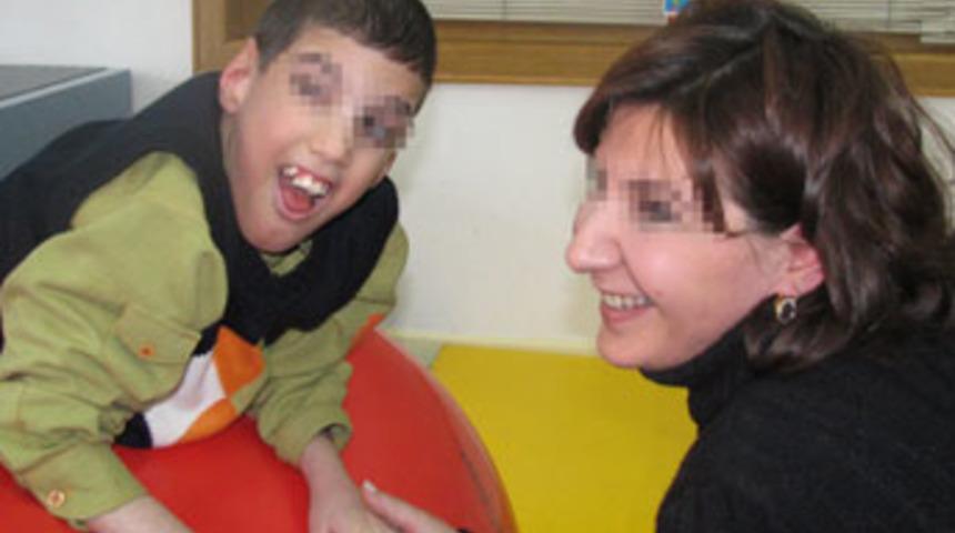 Hayata d&ouml;rt elle sarıldılar