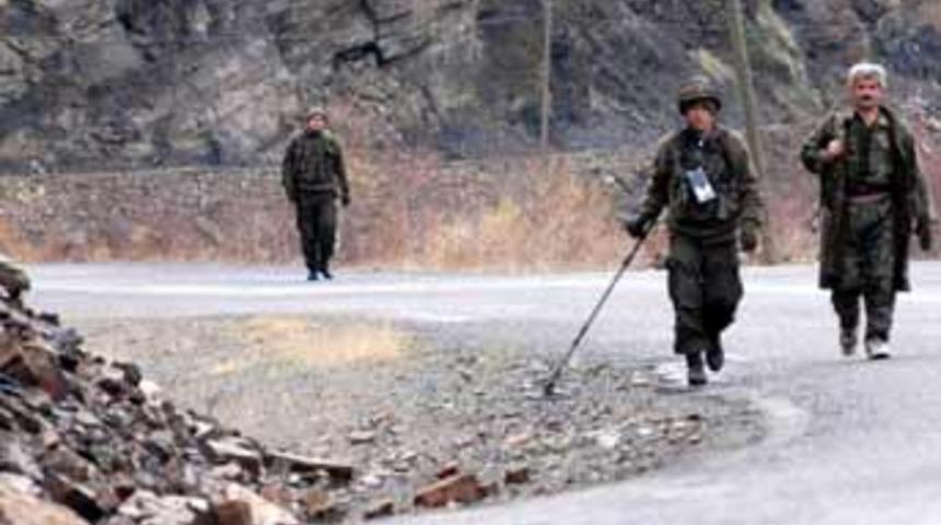 Tunceli'de ter&ouml;ristler yol kesti