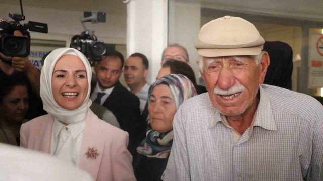 Yeğenini bakan olarak ilk kez gördü! Gözyaşlarına hakim olamadı: Heyecanlandım, helal olsun vallahi