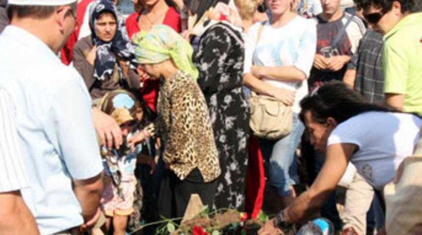 &Ouml;ld&uuml;r&uuml;len travesti g&uuml;llerle uğurlandı