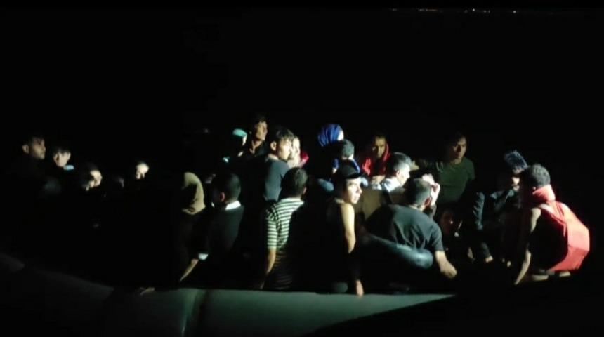 İzmir açıklarında 105 düzensiz göçmen yakalandı, 35 düzensiz göçmen kurtarıldı