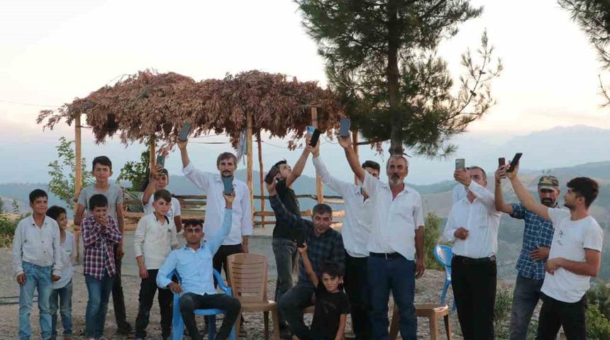 Yer: Kahramanmaraş... Cep telefonlarını havaya kaldırarak isyan ettiler!