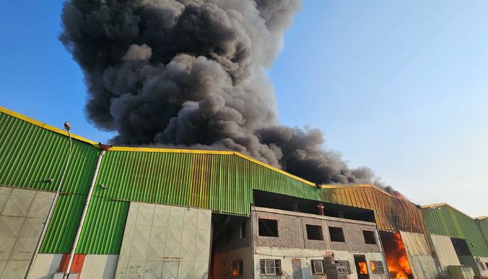 SON DAKİKA | Adana'da korkutan yangın! Bir fabrikaya daha sıçradı, dumanlar gökyüzünü sardı