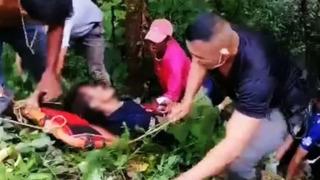 Aracını durdurup yol kenarında tuvaletini yapmaya başladı! Bir anda maymun çetesinin saldırısına uğradı... Metrelerce yüksekten düştü