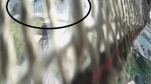 Korku dolu anlar! Bahşiş almak isterken gelin arabasının altında kaldı