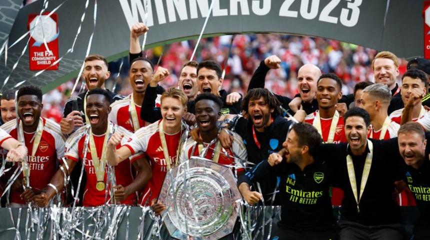 Arsenal, sezona kupayla başladı