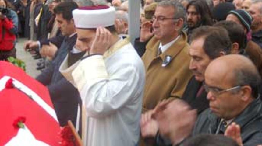 Savaş Din&ccedil;el g&ouml;zyaşları ile uğurlandı