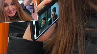 Londra metrosunda ilginç görüntüler! Telefonu kulağına götürüp Türk dizisini böyle izledi... O anlar sosyal medyada gündem yarattı