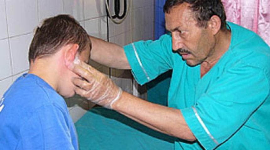 Kenelerin ısırdığı kadın ve &ccedil;ocuk hastaneye kaldırıldı