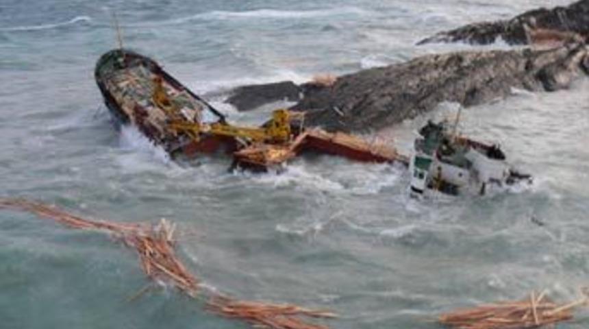 Gemi m&uuml;rettebatı son anda kurtarıldı