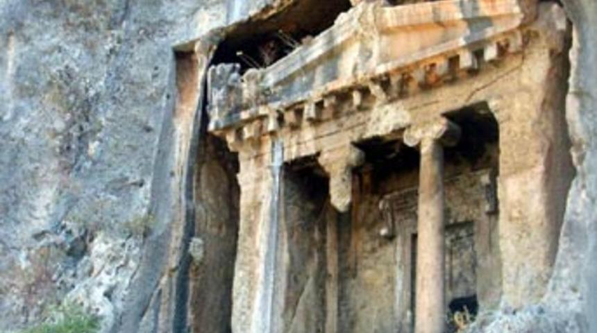 Likya lahitleri molozların i&ccedil;inde