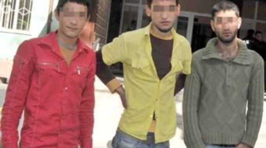 Babalarıyla birlikte olan kadına tecav&uuml;z ettiler