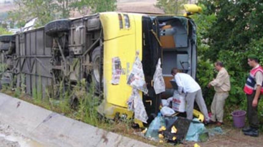 Sağanak yağış, yolcu otob&uuml;s&uuml;n&uuml; devirdi: 1 &ouml;l&uuml;, 18 yaralı