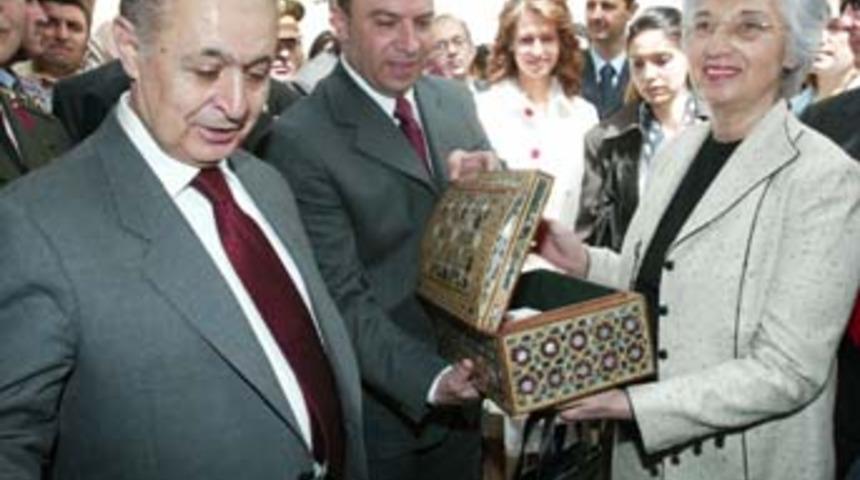 Sezer, hediyeleri bırakıp gidiyor