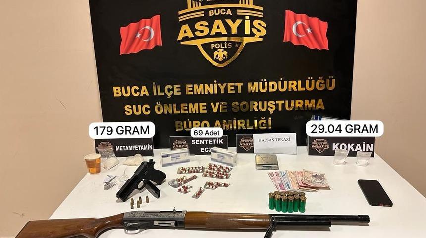 İzmir’de uyuşturucu evine polis baskını: 2 gözaltı